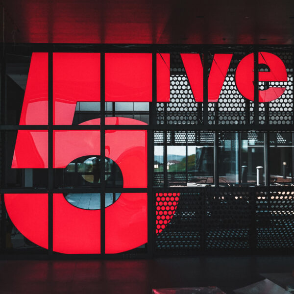 Leuchtbuchstaben im Großformat für die Engelbert Strauß CI Factory